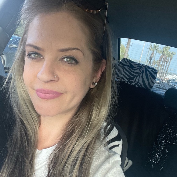 Meet your Posher, April - Picture 1 of 1